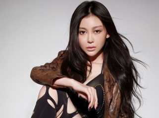 妩媚女性巩新亮火辣美图