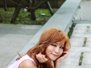 可爱甜美的黑丝美女野外写真