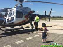 澳洲2岁大眼萝莉奢靡生活照 出门都要打飞的！