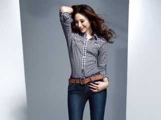 明星吴佩慈玩转牛仔混搭 尽显完美迷人身材