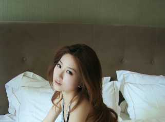 床上迷人风情性感宝贝写真