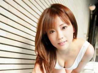 白色泳装素颜小MM迷人写真